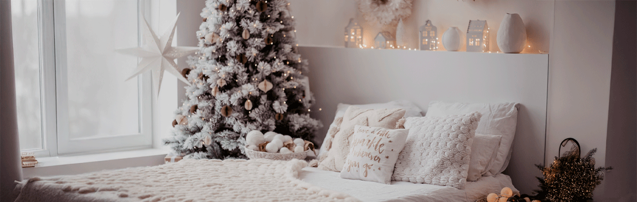 Dormitorio decorado en estilo navideño